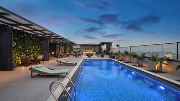 Piscina externa, guarda-sóis