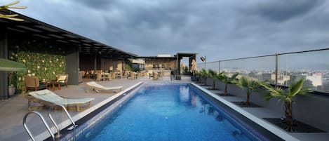 Piscine extérieure, parasols de plage