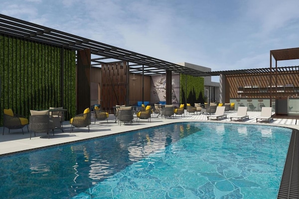 Utomhuspool och parasoller