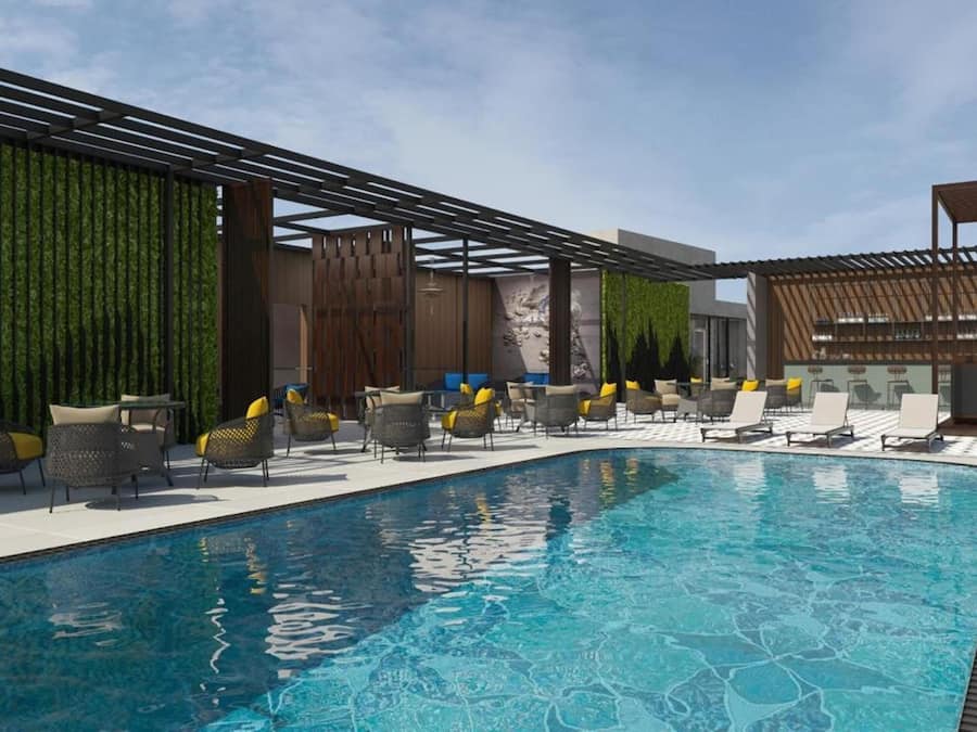 Piscine extérieure, parasols de plage