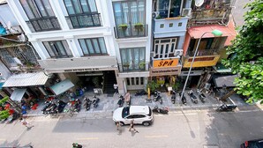 Un immeuble à plusieurs étages comprenant un centre de bien-être, un office de tourisme et un salon de coiffure.
