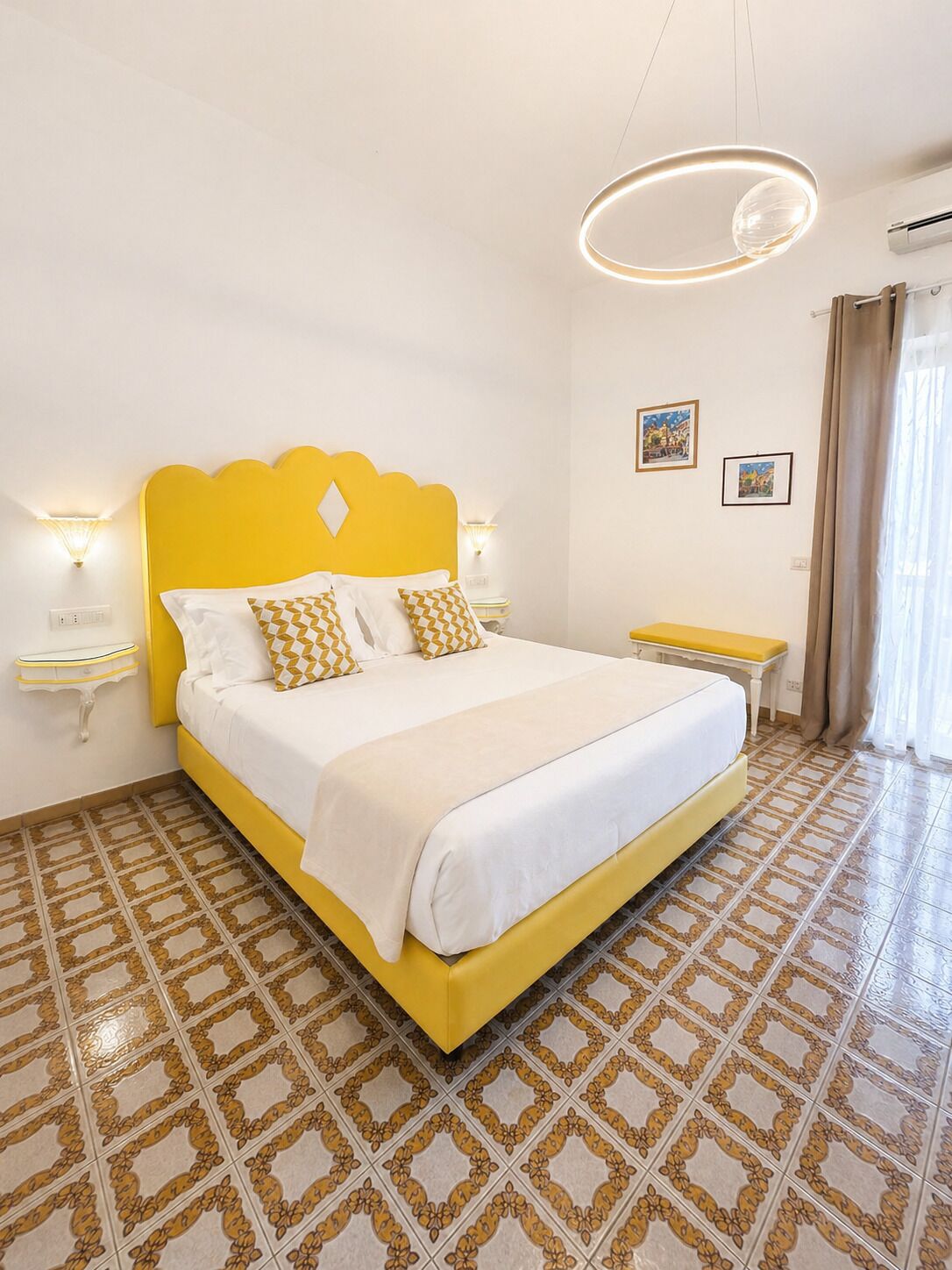 Classic Double Room, Balcony, Sea View | Bar mini, peti besi dalam bilik, meja, langsir/tirai gelap terus 