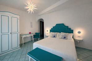 Habitación básica, balcón, vista al mar | Minibar, caja de seguridad en la habitación y escritorio 