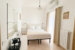 Økonomirom, balkong | Minibar, safe på rommet, skrivebord og blendingsgardiner