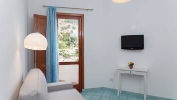 Habitación básica, balcón, vista al mar | Minibar, caja de seguridad en la habitación y escritorio