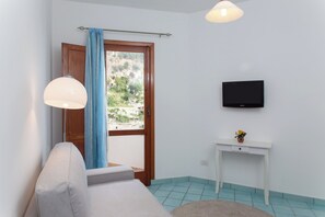 Eenvoudige kamer, balkon, uitzicht op zee | Een minibar, een kluis op de kamer, een bureau, verduisterende gordijnen