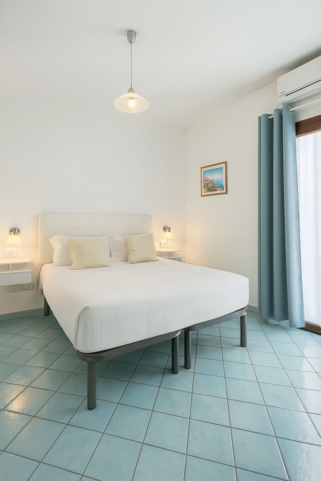 Habitació econòmica | Minibar, caixa forta a l'habitació, escriptori i cortines opaques 