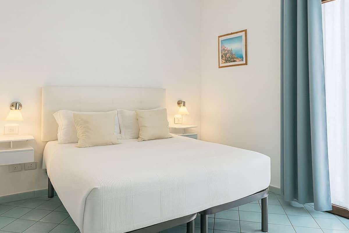 Double Room Private External Bathroom | 迷你吧、房內夾萬、遮光窗簾/窗簾、熨斗/熨衫板