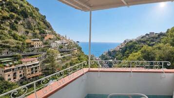 Habitación básica, balcón, vistas al mar | Balcón