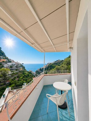 Quarto básico, sacada, vista para o mar | Sacada