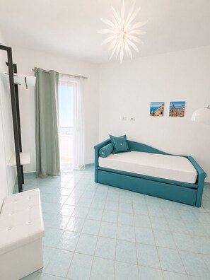 Basic Room, Balcony, Sea View | Living area | TV - Il Canneto Positano (Positano)