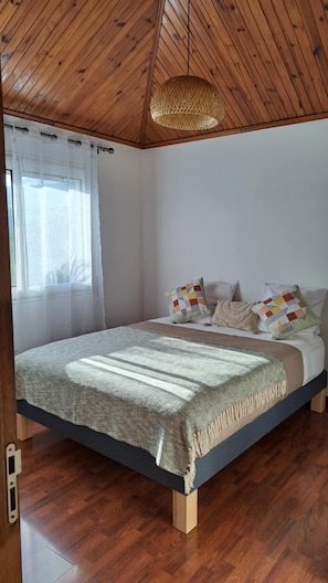 3 bedrooms, iron/ironing board, travel crib, internet