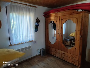 1 habitación, tabla de planchar con plancha y cuna de viaje 