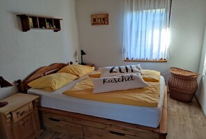 1 habitación, tabla de planchar con plancha y cuna de viaje 