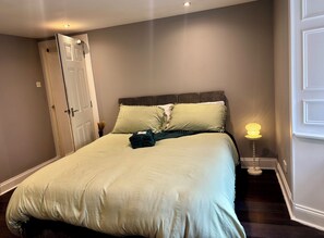 6 habitaciones, tabla de planchar con plancha y ropa de cama
