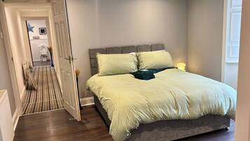6 Schlafzimmer, Bügeleisen/Bügelbrett, Bettwäsche