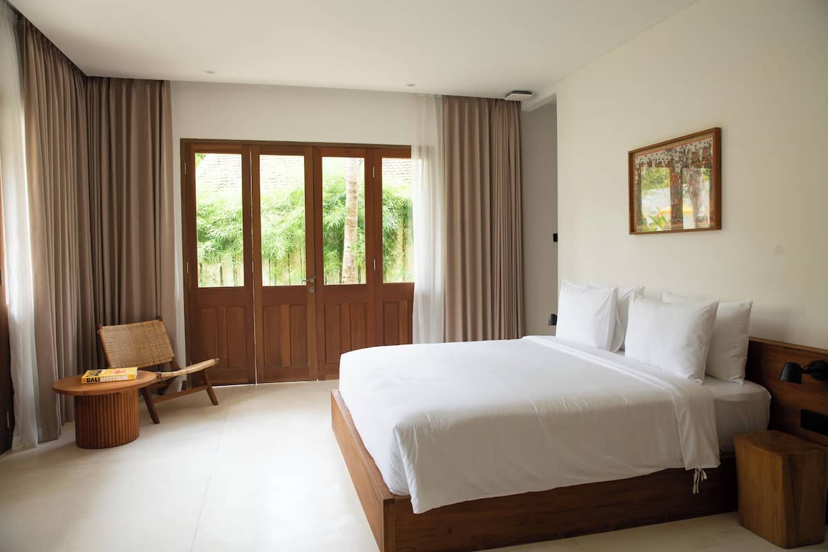 In-room safe, iron/ironing board, free WiFi
