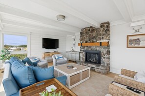 Smart TV, fireplace