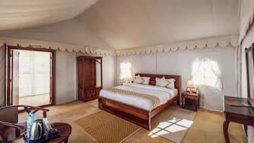 Quarto casal superluxo, sacada, vista para o resort | Ferros/tábuas de passar roupa, Wi-Fi de cortesia