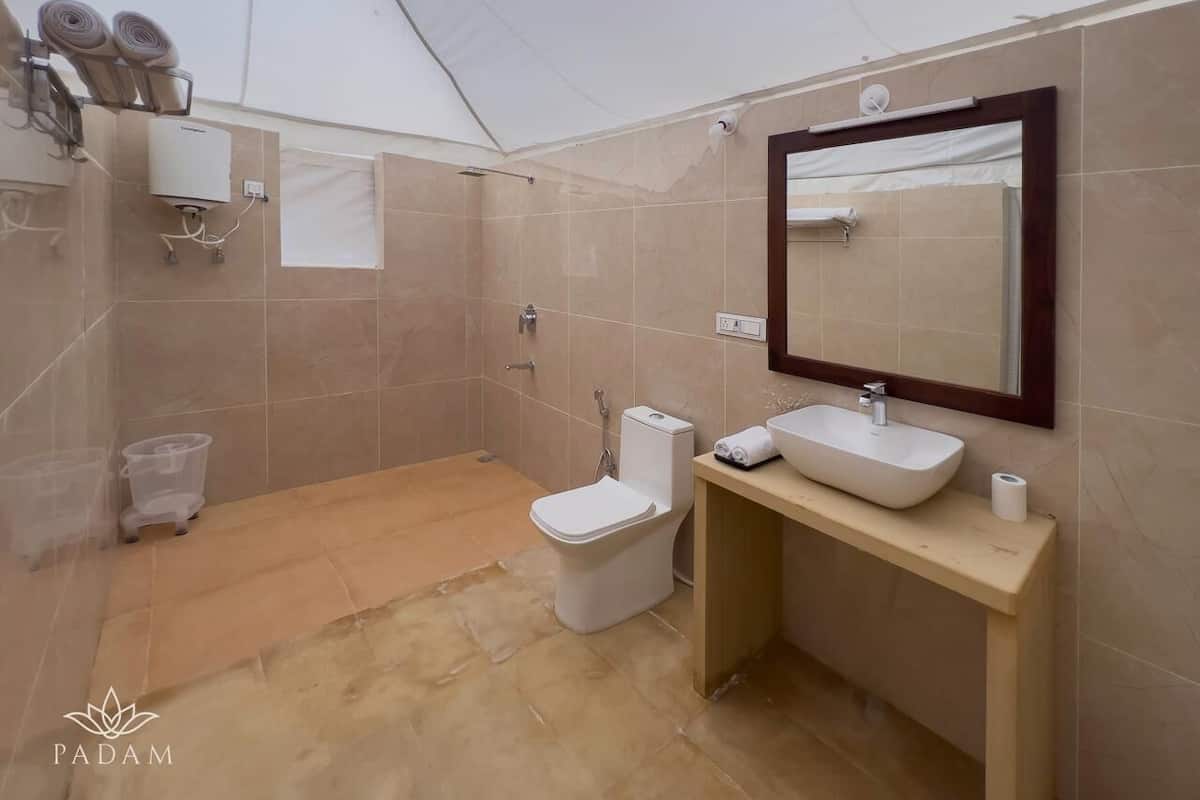 Luxury Double Room, Balcony, Resort View | Bathroom | Shower, hair dryer, towels, soap