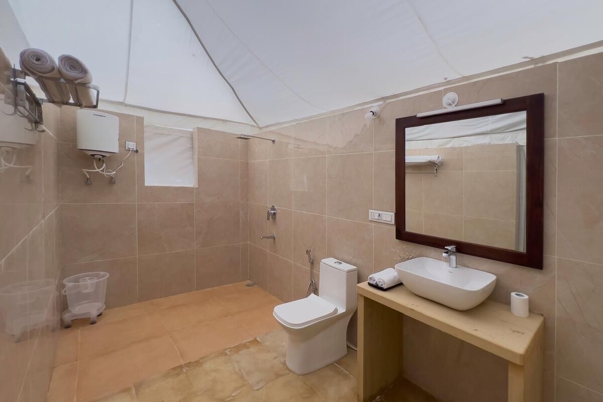 Kamar Double Mewah, balkon, pemandangan resor | Kamar mandi | Shower, pengering rambut, handuk, dan sabun