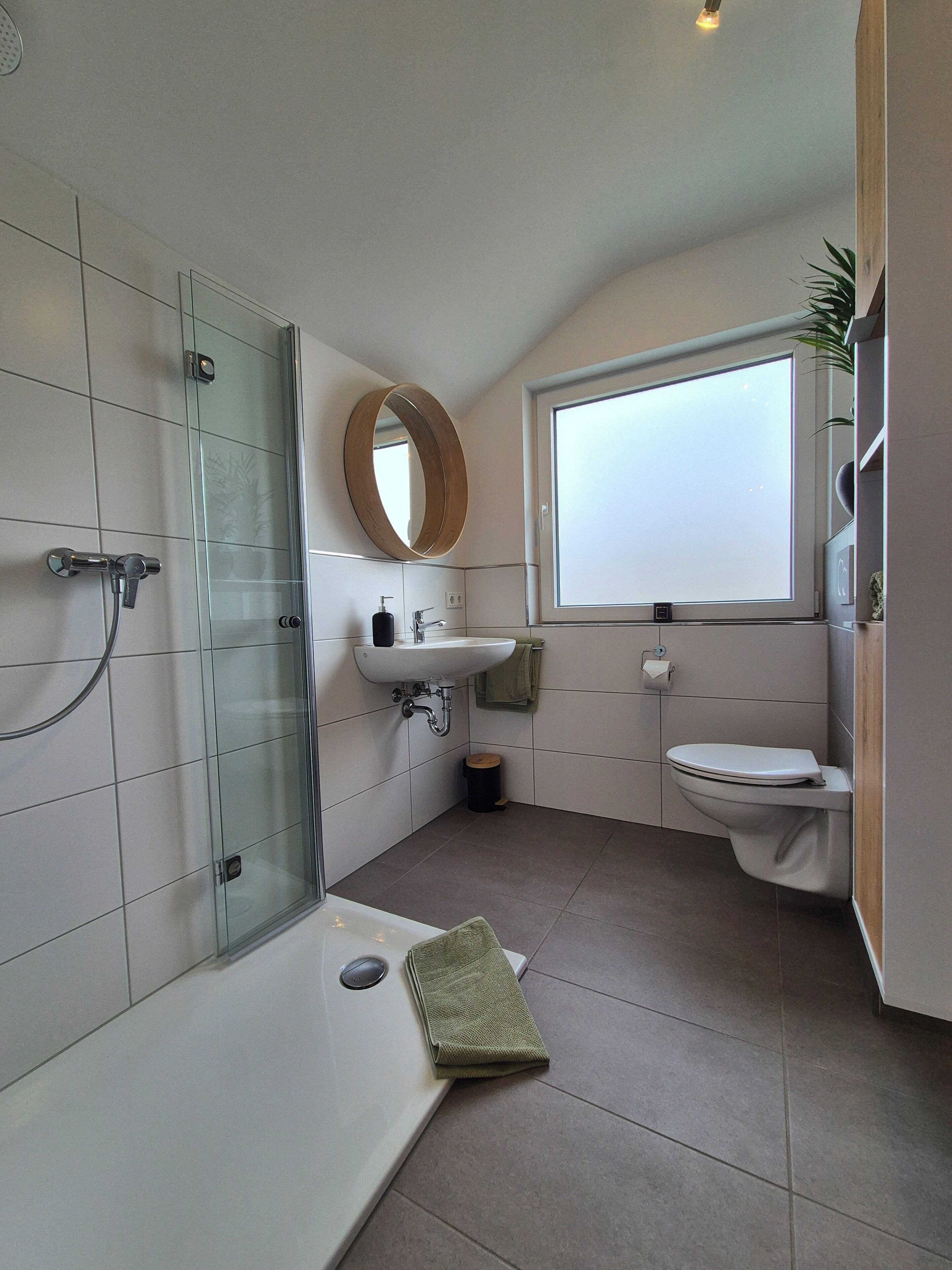 Dusche, Haartrockner, Handtücher, Seife