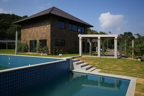 Outdoor pool - Amritara Sonemale Resort Chikmagalur (Mudigere)