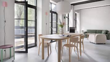 Apartamento design, vista para o pátio | Área de estar