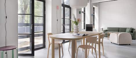 Departamento de diseñador, vista al patio | Área de sala de estar