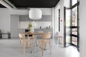 Apartamento design, vista para o pátio | Opções para refeição no quarto
