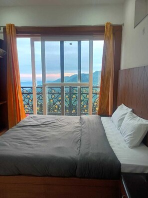 Vila básica, sacada, vista para a montanha | Escrivaninha, espaço de trabalho para notebook, Wi-Fi de cortesia