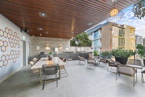 Outdoor dining - Modern Apartment in Heart of South Brisbane w/Pool (Brisbane)