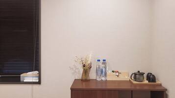 Cortinas blackout, wifi gratis y ropa de cama