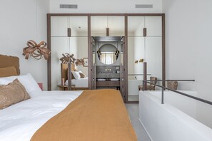 3 makuuhuonetta, työpöytä, silitysrauta/-lauta, vauvan matkasänky