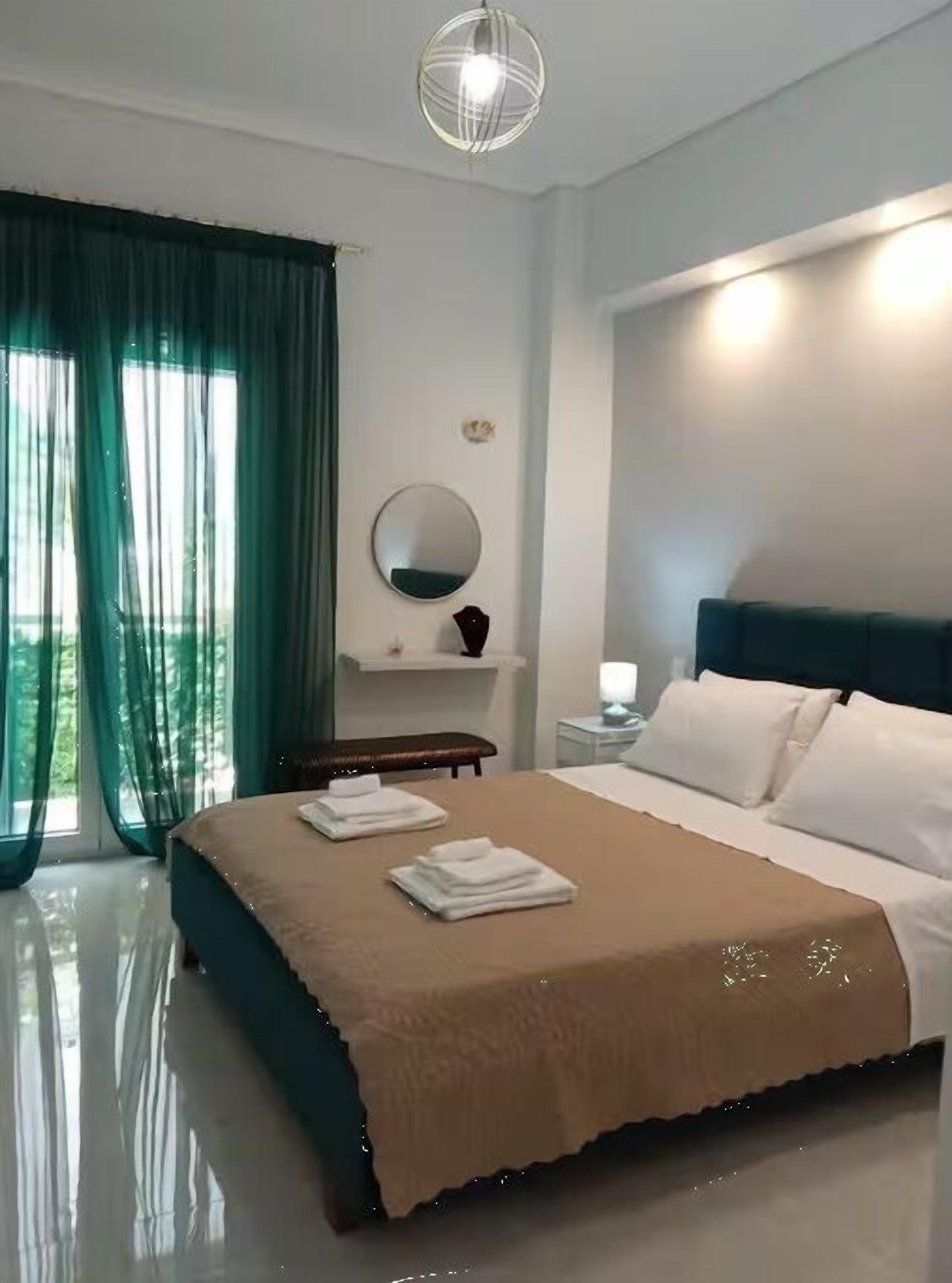 1 dormitorio, tabla de planchar con plancha, wifi y ropa de cama