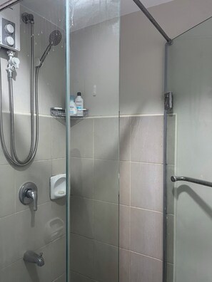 Secadora de cabello, bidet, toallas, jabón