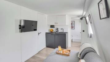 Een televisie en een kantoor