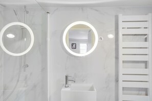 Shower, hair dryer, towels, shampoo - Stylish 1BR Flat near Place de la Republique (Paris)