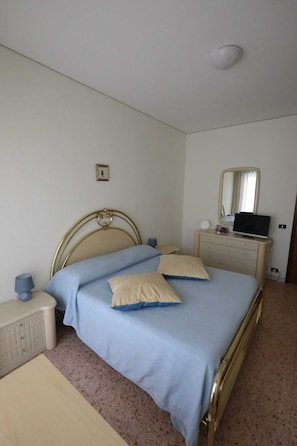 2 habitaciones, escritorio, tabla de planchar con plancha y wifi gratis 