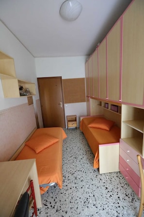 2 slaapkamers, een bureau, een strijkplank/strijkijzer, gratis wifi
