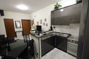 Kühlschrank, Ofen, Herdplatte, Wasserkocher mit Kaffee-/Teezubehör