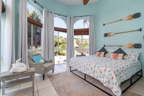 4 bedrooms, desk, iron/ironing board, travel cot - Calico AMI – Steps to Sand, Family Paradise! (Holmes Beach)