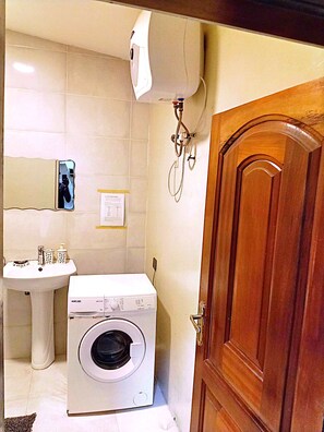 Haartrockner, Handtücher, Seife, Toilettenpapier