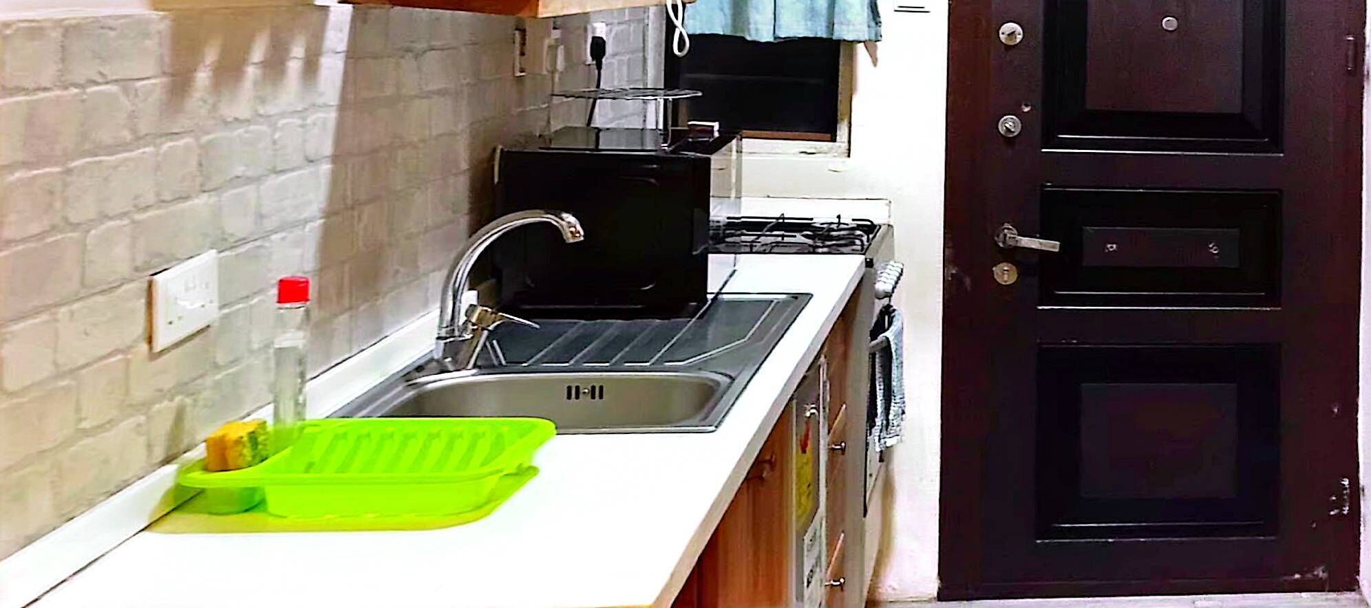 Een koelkast, een microgolfoven, een kookplaat, een vaatwasser