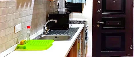 Fridge, microwave, stovetop, dishwasher