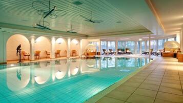 Una piscina techada, una piscina climatizada