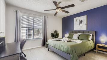 2 quartos, escrivaninha, ferros/tábuas de passar roupa