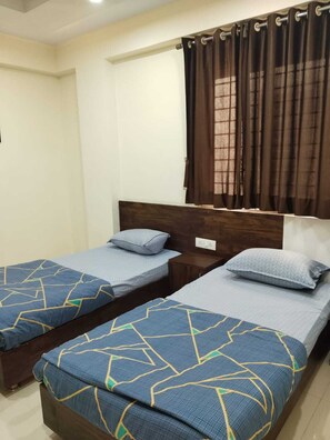 Executive Room Twin Bed | Desk, free WiFi
