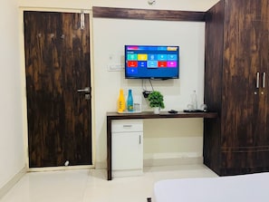 Executive Double or Twin Room | Desk, free WiFi