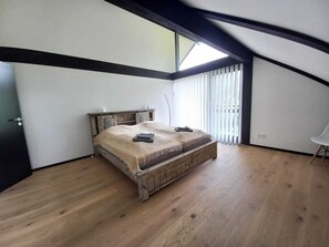 Tabla de planchar con plancha, wifi y ropa de cama
